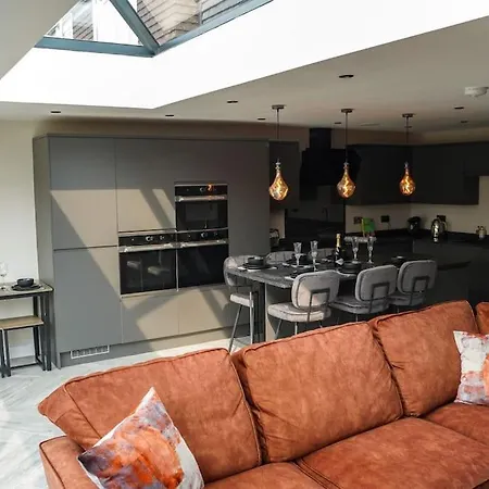 Modern And Luxury House * York