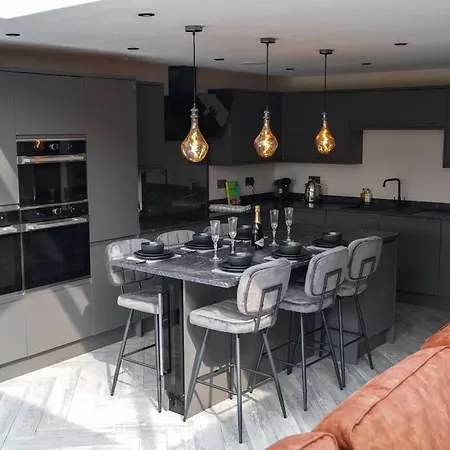 Modern And Luxury House * York
